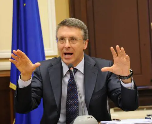 Scoppia il caso Cantone: ridimensionati i poteri. Ma il governo: "Rimedieremo"