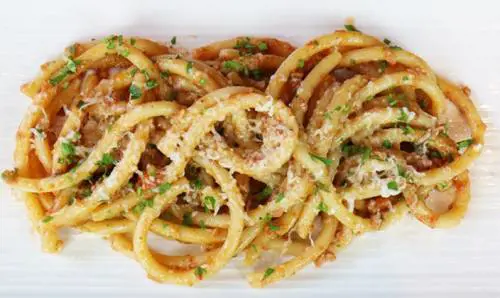 Bucatini al ragù di lampredotto, pecorino di Pienza e prezzemolo