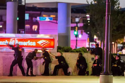 Cecchini sparano sulla polizia: cinque agenti uccisi a Dallas