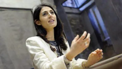 Virginia Raggi diventa santa sui cassonetti dell'immondizia