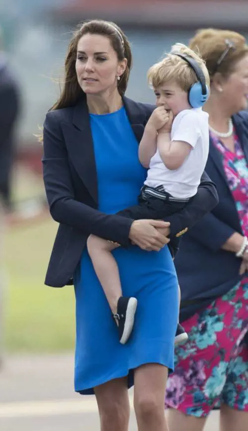 I capricci del principe George alla base militare della Raf e lo "scivolone" di mamma Kate