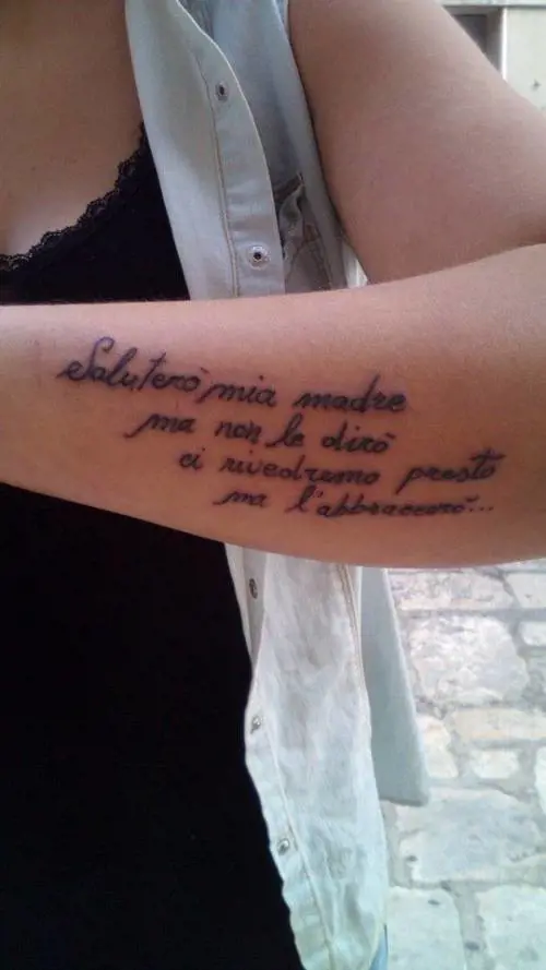 Si fa incidere un tatuaggio "premonitore", poi la tragedia