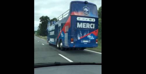 Francia, già pronto bus scoperto per la festa