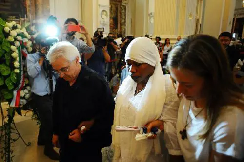 Passerella di Stato ai funerali: è la finta emergenza razzismo