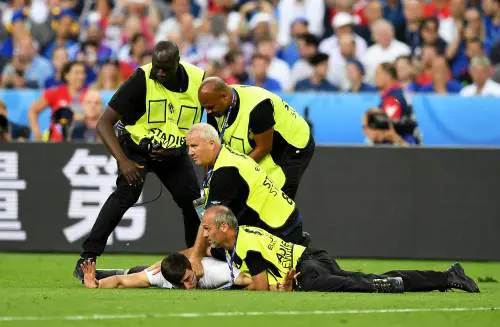 Francia-Portogallo, un uomo invade il campo