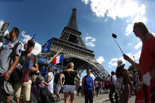 Scontri sotto la Tour Eiffel, la polizia disperde tifosi
