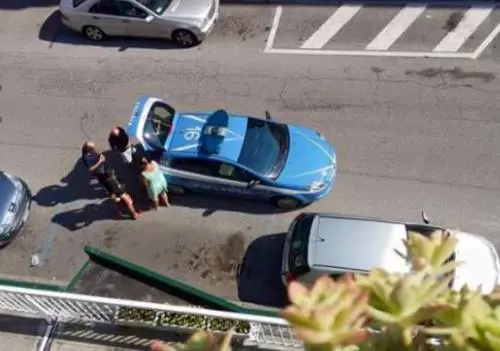 Rifiuta la droga: immigrato lo picchia davanti ai figli