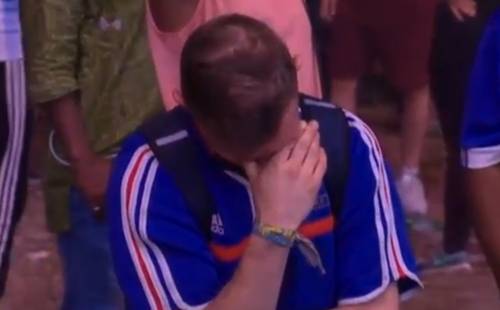 Tifoso francese in lacrime. Lo consola il piccolo avversario