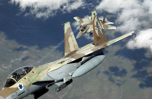 L'Iran adesso minaccia: "Abbattere caccia israeliani"