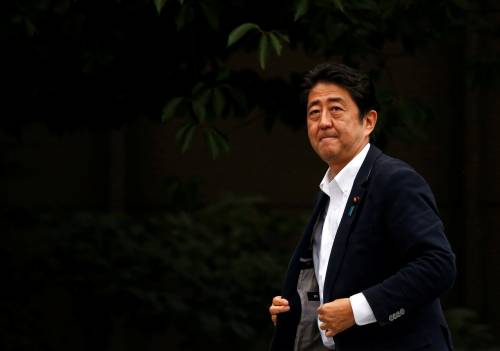 Il Giappone sceglie Abe: "Cambiare costituzione"