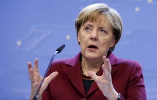 La Merkel ai migranti: "Tollerate ​chi mangia carne di maiale"