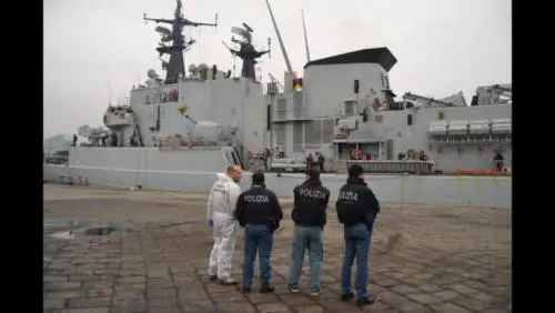 Migranti, poliziotto si sfoga: "Lasciato solo contro la Tbc"
