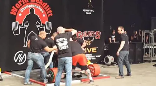 Primo al mondo a sollevare un peso di 500 kg. Poi si accascia a terra e sviene