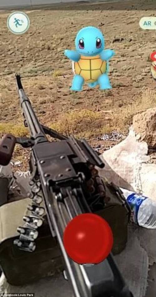 Soldato americano gioca a Pokémon Go sul campo di battaglia