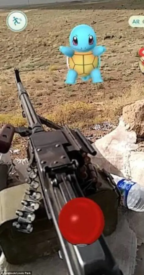 Soldato americano gioca a Pokémon Go sul campo di battaglia