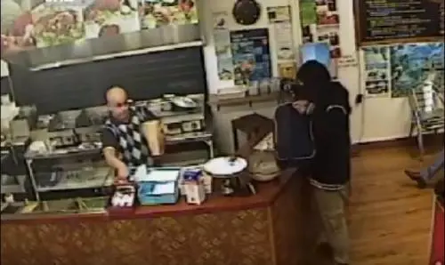 Rapina in una Kebab House: il proprietario ferma il rapinatore... ignorandolo