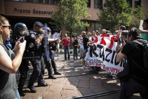 Milano, tre feriti nei tafferugli tra polizia e manifestanti