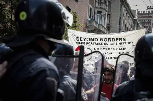 Milano, gli scontri tra manifestanti e agenti