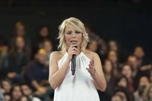 Maria De Filippi in bikini, fisico super-tonico
