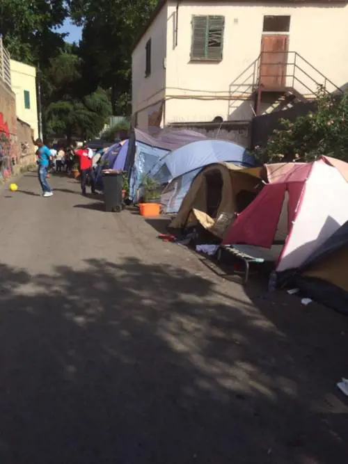 Migranti nella tendopoli abusiva: degrado alla stazione Tiburtina