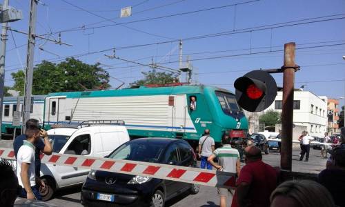 Puglia, Mesagne, auto bloccate al passaggio a livello