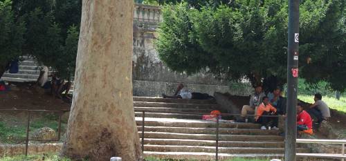 "Andate via o vi uccido". Porta Venezia ostaggio di nordafricani violenti