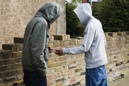 Berlino, monumento in onore degli spacciatori africani