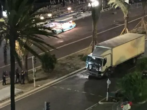 Nizza: la strage, i misteri ​e quelle strane ambiguità