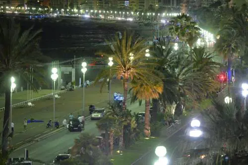 Nizza, il camion irrompe in area pedonale