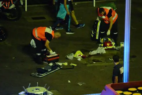 Nizza, l'orrore dei superstiti: "Quel camion colpiva le persone come birilli"