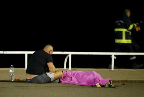 Nizza, camion sulla folla: morti e feriti. "Si tratta di un attentato"