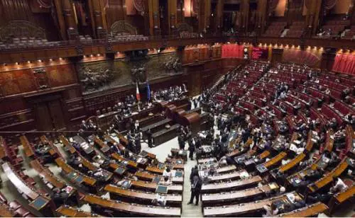 Arriva alla Camera la legge taglia-stipendi dei politici