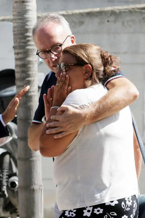 Il dolore dei parenti delle vittime dei treni in Puglia