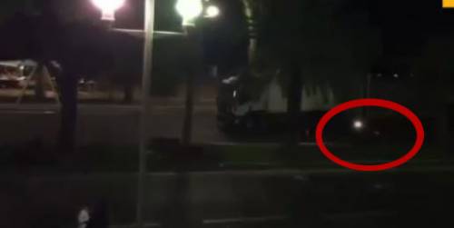 Nizza, motociclista eroe: in scooter affianca il camion e viene ucciso