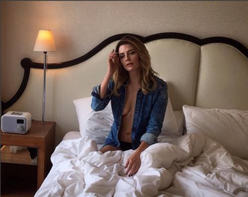 Mischa Barton in topless su Instagram