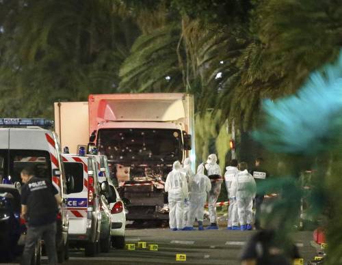 Attentato a Nizza, camion uccide 84 persone
