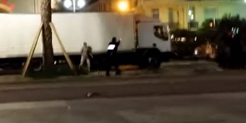 Nizza, così la polizia ha fermato il camion: l'attentatore crivellato di colpi