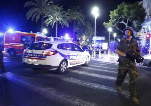 Strage Nizza, la vignetta di Vauro Senese fa discutere