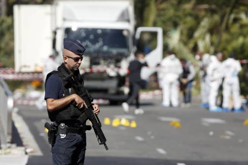 Nizza, il premier Valls: "Killer legato a islam radicale"