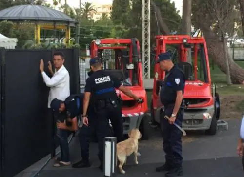 Nizza, fermato un uomo armato di machete