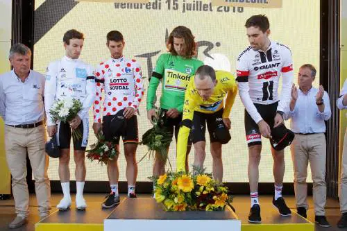 Froome vola, non ha rivali in un Tour senza festa