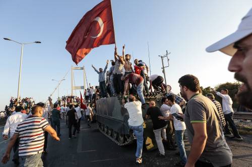 L'opposizione turca: "Golpe? Una messinscena di Erdogan"
