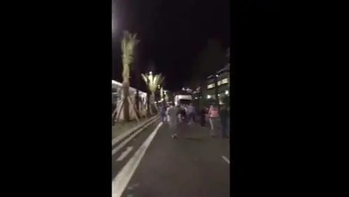 Nizza, il momento in cui il tir ha travolto la gente