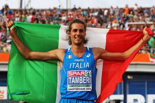 Gianmarco Tamberi festeggia la vittoria dell'oro agli Europei di atletico dello scorso 10 luglio