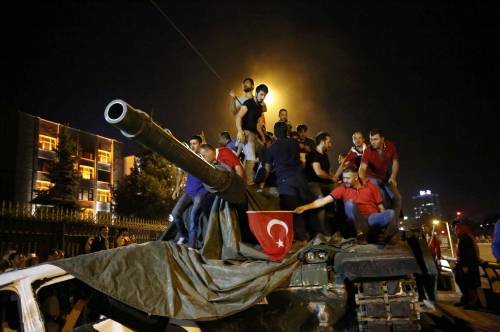 Turchia, nuovi scontri tra polizia e golpisti