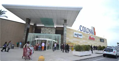 Fumogeni e paura in un centro commerciale di Brindisi