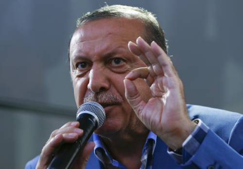 Turchia, Erdogan si oppone al golpe ma diventa un golpista