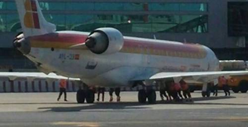 Fiumicino, 11 persone spingono l'aereo per farlo decollare