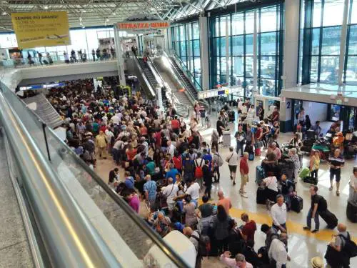 Le code ai desk dell'aeroporto di Fiumicino