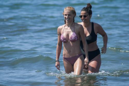 Michelle Hunziker, sexy in spiaggia con le figlie